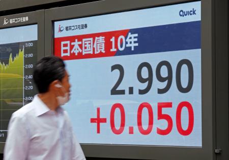 長期金利の指標となる新発10年債の利回りが一時2・990%をつけたことを示すモニター=1日午前、東京都中央区