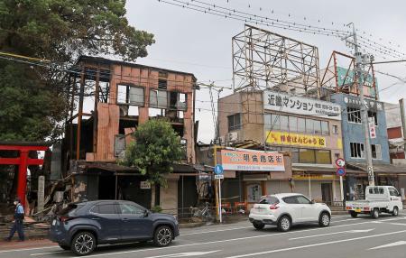火災から一夜明けた三重県伊勢市の明倫商店街＝１日午前