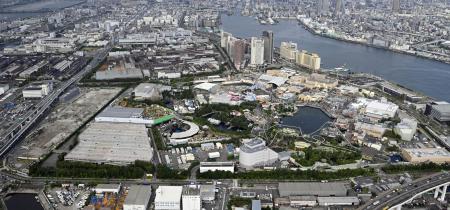 大阪市のユニバーサル・スタジオ・ジャパン。左隣は市所有地＝８月