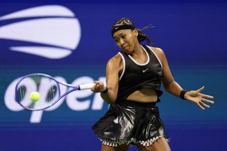 女子シングルス１回戦でプレーする大坂なおみ＝ニューヨーク（ＡＰ＝共同）