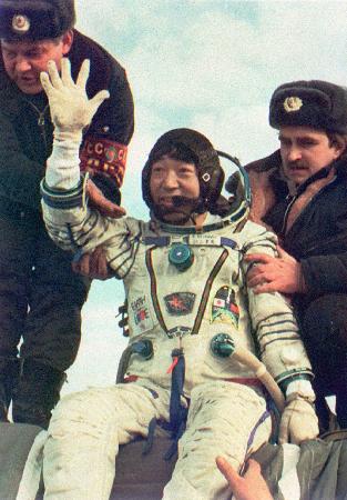 日本人初の宇宙飛行を終え、ソユーズのカプセル上で手を振る秋山豊寛さん＝１９９０年１２月、旧ソ連のアルカリク（現カザフスタン）