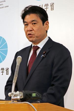 記者会見する松本文科相＝１日午前、文科省