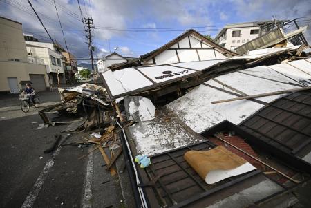 地震の影響で倒壊した建物＝７月２９日、熊本県八代市