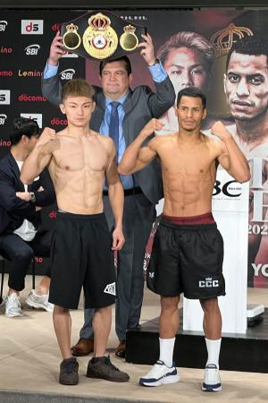 ＷＢＡライトフライ級王座決定戦の前日計量をパスした吉良大弥（左）とカルロス・カニサレス＝１日、横浜市