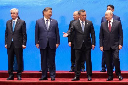 上海協力機構首脳会議で写真撮影に臨む中国の習近平国家主席（左から２人目）やロシアのプーチン大統領（右端）ら＝１日、キルギス・ビシケク（タス＝共同）