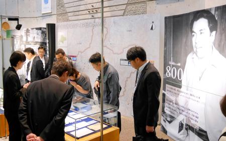 萱野茂さんの功績を紹介する特別展＝１日午後、北海道平取町