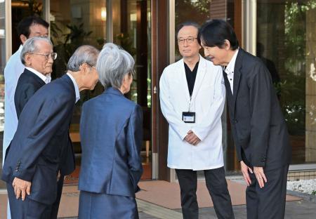 済生会熊本病院に到着され、関係者の出迎えを受ける秋篠宮さま＝１日午後、熊本市（代表撮影）