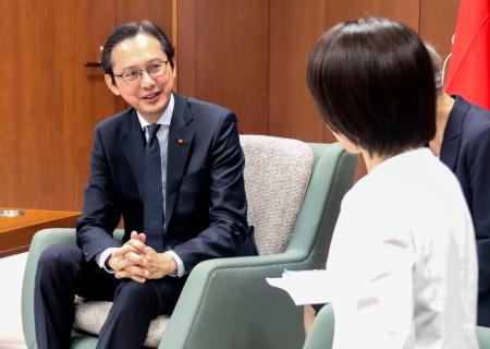 広島県の横田美香知事（右）と面会するベトナムのドー・フン・ビエット国連大使＝１日午後、広島県庁