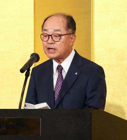 山形新聞社の創刊１５０周年を記念した「感謝の集い」であいさつする佐藤秀之社長＝１日午後、山形市