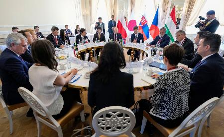 茂木外相が訪問先のスロバキアで出席した欧州４カ国との会合＝１日、ブラチスラバ（外務省提供）
