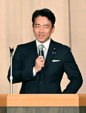 静岡県掛川市で講演する小泉防衛相＝１日夜
