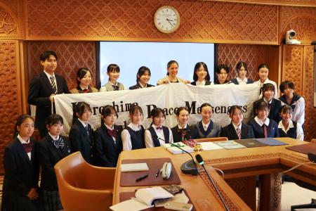 記念撮影する高校生平和大使＝１日、スイス・ジュネーブ（共同）
