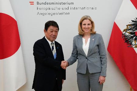 オーストリアのマインルライジンガー外相(右)と握手する茂木外相=1日、ウィーン(外務省提供)