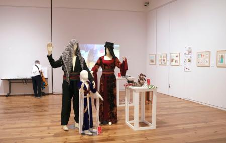 民族衣装などが展示された、展覧会「クルドの文化と暮らし―いま、共に生きる社会を」=2日午後、埼玉県川口市
