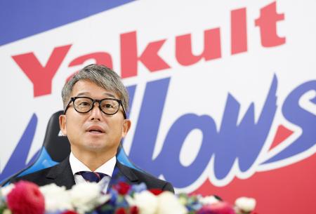 　記者会見で質問に答えるヤクルトの石川雅規投手＝２日、東京都港区の球団事務所