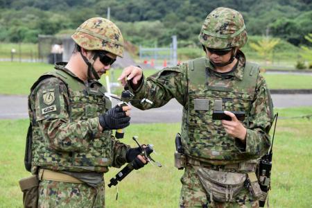 攻撃用ドローン「ドローン４０」の説明をする陸上自衛隊員＝２日午後、宮城県の王城寺原演習場