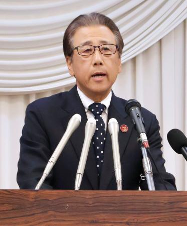 記者会見で４選不出馬を表明する札幌市の秋元克広市長＝２日午後