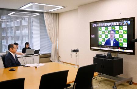 全国知事会の地方税財政常任委員会であいさつする委員長の河野俊嗣宮崎県知事（画面）＝２日午前、東京都千代田区