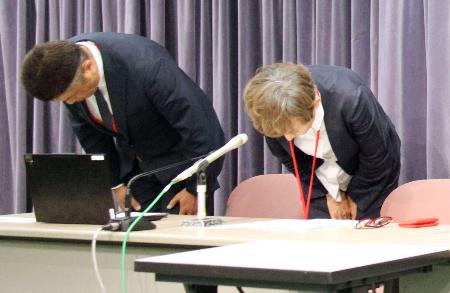 記者会見で社主のハラスメント事案について謝罪する東京エムケイの松原京美社長（右）ら＝２日午後、国交省