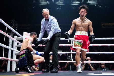 　１回、ウィルフレド・メンデスにＫＯ勝ちし、喜ぶ石井武志（右）＝横浜ＢＵＮＴＡＩ