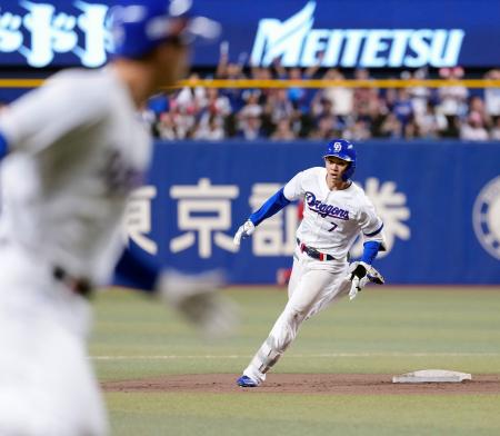 ７回中日２死一、二塁、２点三塁打を放ち二塁を回る福永＝バンテリンドーム
