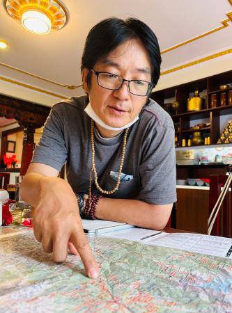 土石流の状況を振り返る駒沢大の別所裕介教授＝２日、カトマンズ（共同）