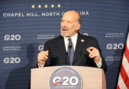 Ｇ２０イノベーション担当相会議の閉幕後、記者会見するラトニック米商務長官＝２日、米ノースカロライナ州チャペルヒル（共同）