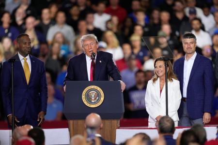 米ミシガン州で開かれた行事に参加したトランプ大統領（中央）とバレット下院議員（右端）＝７月（ＡＰ＝共同）