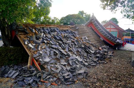 熊本地震で楼門などが倒壊した八代神社=2日、熊本県八代市