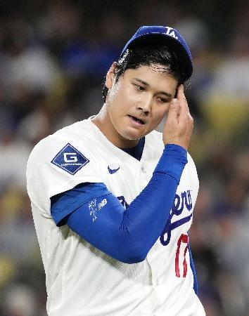 ７月３日、パドレス戦の６回を投げ終え、ベンチに戻るドジャース・大谷＝ロサンゼルス（共同）
