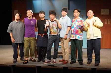 取材対応後、記念写真に納まるメトロンズの７人