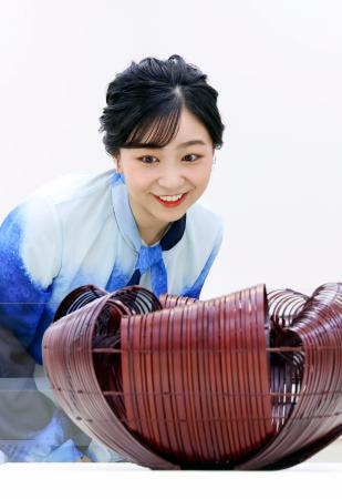 　第７３回日本伝統工芸展で作品を鑑賞される佳子さま＝３日午前、東京都中央区（代表撮影）
