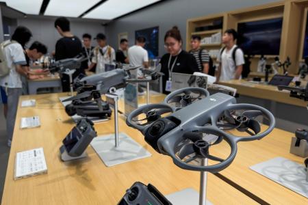 中国のドローン世界最大手ＤＪＩの店舗に並ぶ製品＝８月、深☆（土ヘンに川）（ゲッティ＝共同）