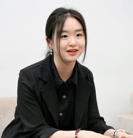 　インタビューに答えるリュー・テンヤオ