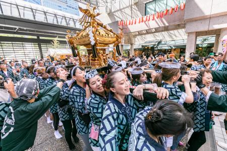 「アークヒルズ　秋祭り」のおみこし渡御＝東京・赤坂（提供写真）