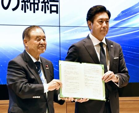 新大会設立に向けた連携協定を結んだ、日本スポーツ協会の遠藤利明会長（左）と日本ｅスポーツ協会の早川英樹会長＝３日、東京都新宿区