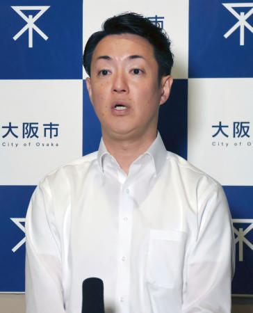 記者団の取材に応じる大阪市の横山英幸市長＝３日午後、大阪市役所