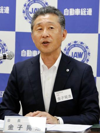 記者会見する自動車総連の金子晃浩会長＝３日午前、金沢市
