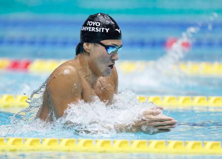男子400メートル個人メドレー決勝 4分5秒83の日本新記録で優勝した松下知之の平泳ぎ=東和薬品ラクタブドーム