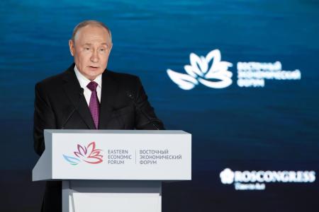 ３日、ロシア極東ウラジオストクでの東方経済フォーラムで演説するプーチン大統領（タス＝共同）