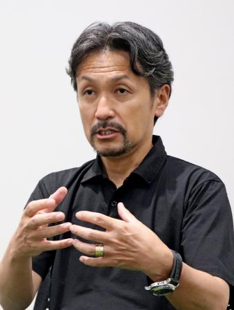 取材に応じるサッカー女子日本代表「なでしこジャパン」の狩野倫久監督＝３日、千葉市内