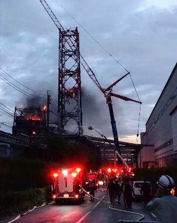 煙が上がる日本製紙八代工場＝３日午後６時４８分、熊本県八代市