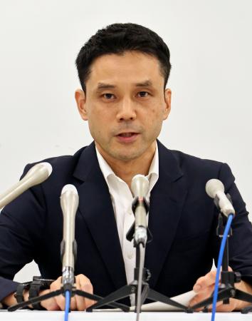 記者会見する前人事部長の久保田淳氏＝３日午後、横浜市役所