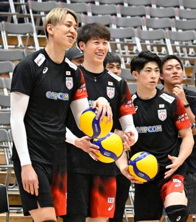 練習で笑顔を見せる石川祐希（左から２人目）ら＝北九州市