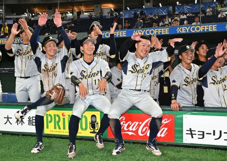王子に勝利し喜ぶ西濃運輸ナイン＝東京ドーム