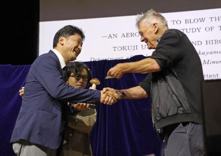 授賞式に代理で出席し、イグ・ノーベル賞を受け取る旭川医科大の高原幹教授（左）＝３日、スイス・チューリヒ（共同）