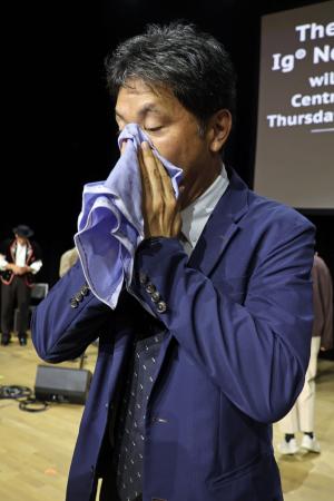 授賞式後、記者団に対し「正しいはなのかみ方」を実演する旭川医科大の高原幹教授=3日、スイス・チューリヒ(共同)