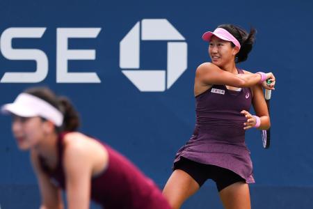 女子ダブルス1回戦でプレーする内島萌夏(右)、王欣瑜組=ニューヨーク(USTA/ゲッティ=共同)