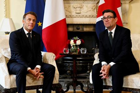 ３日、英ロンドンで会談するバーナム首相（右）とフランスのマクロン大統領（ロイター＝共同）