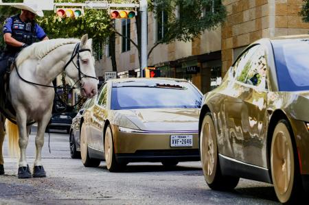 米テキサス州でのイベントで登場した、金色の自動運転タクシー「サイバーキャブ」＝３日、オースティン（ロイター＝共同）